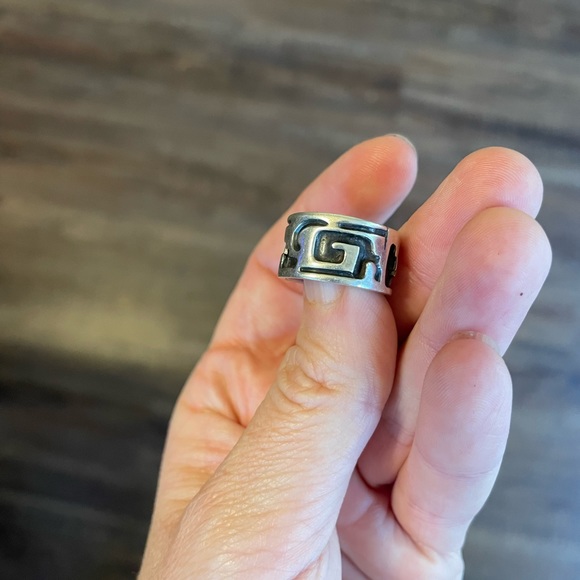 Vintage sterling silver Aztec design band ring - Picture 3 of 5